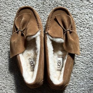 Ugg moccasin excellent condition . Worn once and do not fit me.